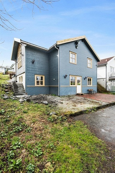 Denne siden av huset har egen inngang for leiligheten i første etasje og eget uteområde. Huset er endehus i en blindvei med svært hyggelig og grønt nærområde. (Tursti fra døren og 5 min til Stokkavannet) Galleribilde