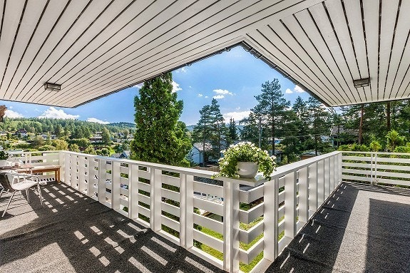 Balkongen byr på god plass til bord og stoler og er overbygd Galleribilde