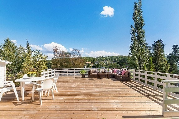 Stor og solrik takterrasse som ligger over dobbelgarasjen. Galleribilde