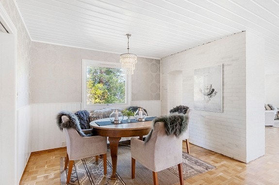 Koselige spiseplass med god plass til spisebord og stoler Galleribilde