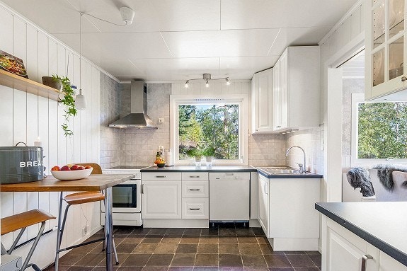 Koselig kjøkken med mye skap og benkeplass. Galleribilde