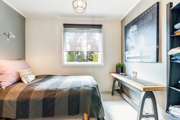 soverom 2 god plass til stor seng skrivebord og klesskap Galleribilde