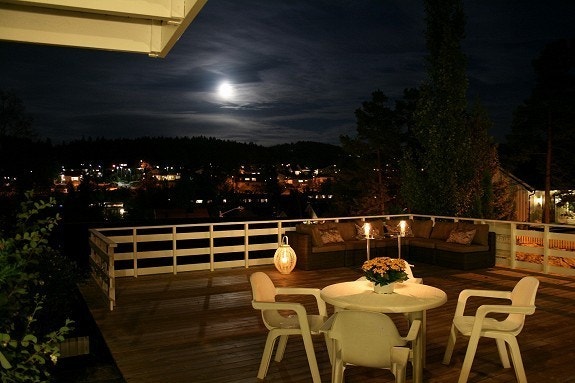 Kveldsbilde fra den store takterrassen Galleribilde