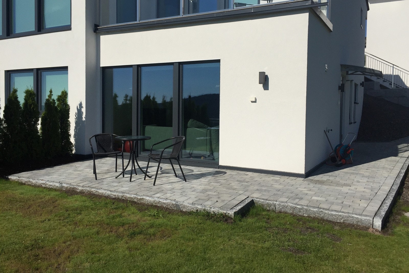 3 store vinduer ut mot dalen. Solskjerming. Selvrensende glass. Galleribilde