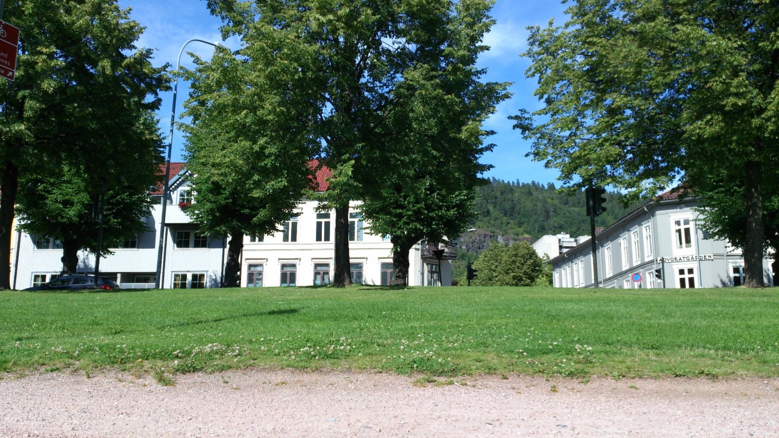 Husets beligenhet sett fra elvekanten Galleribilde