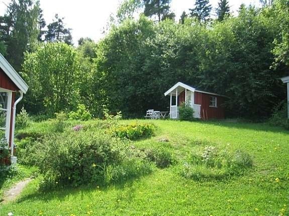 Stor hage. Utleieleiligheten har en sitteplass. Galleribilde