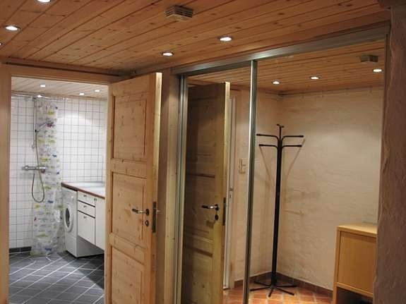 Stor skyvedørsgarderobe ved inngangen. Galleribilde