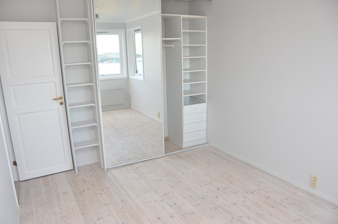 Soverom 1, skyvedørsgarderobe Galleribilde