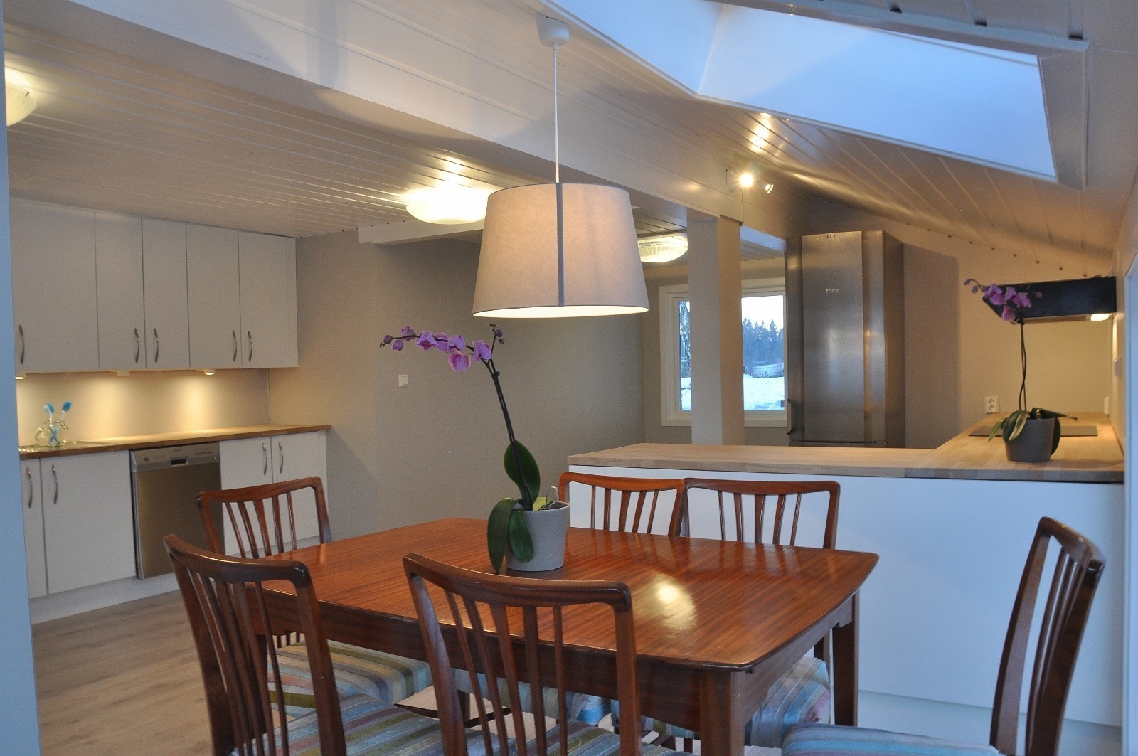 Stort kjøkken med masse skap- og benkeplass Galleribilde