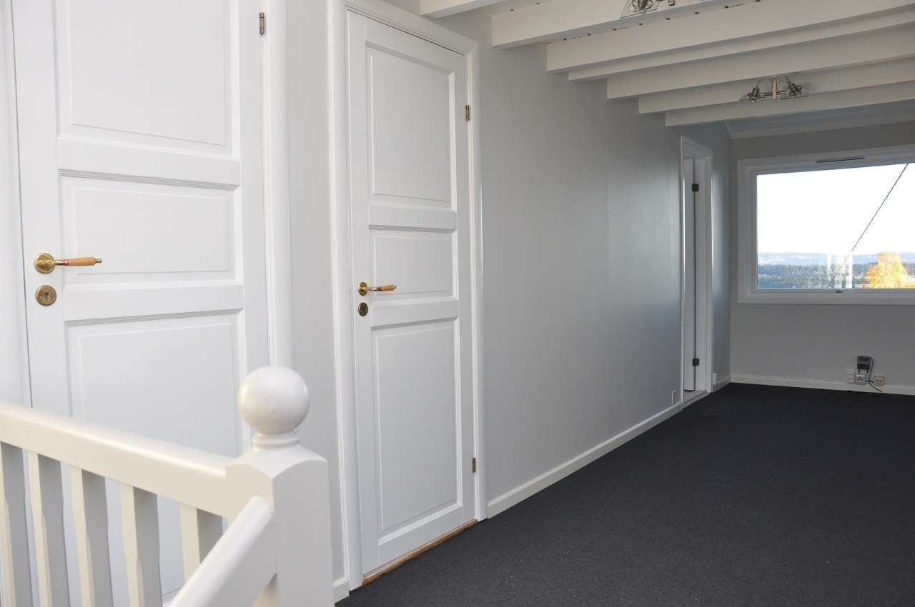 Gang i 2. etg med dør til bad, soverom 2 og 3 Galleribilde