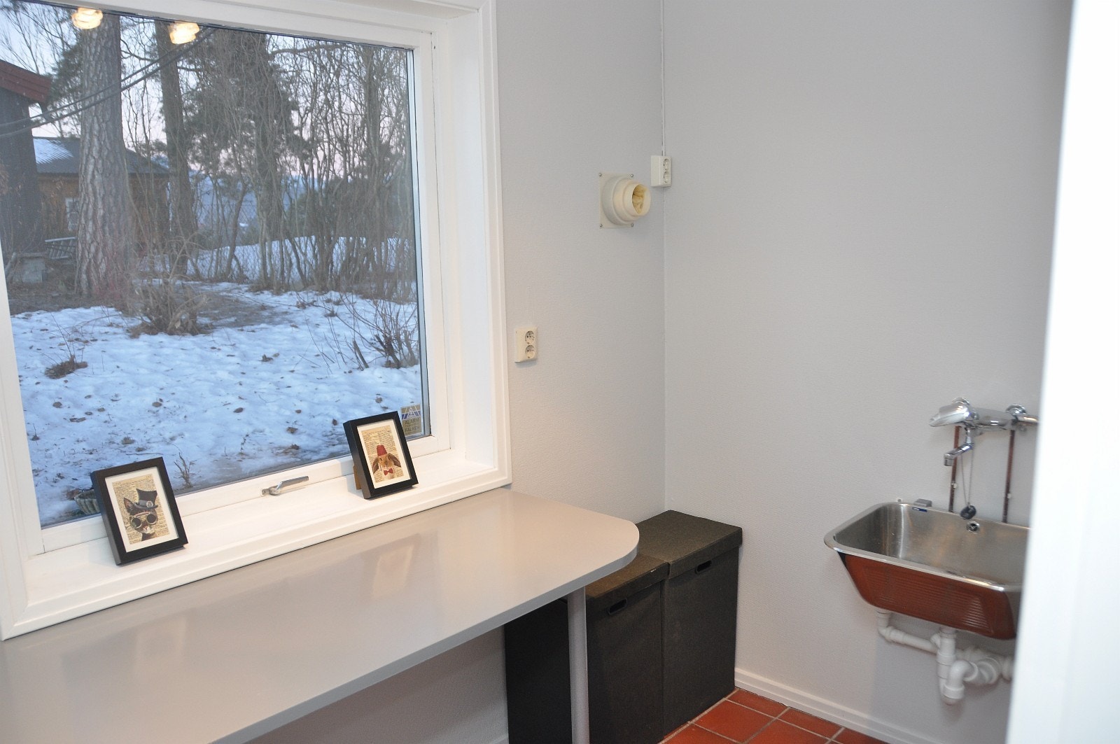 Vaskerom med utslagsvask og stor benk Galleribilde