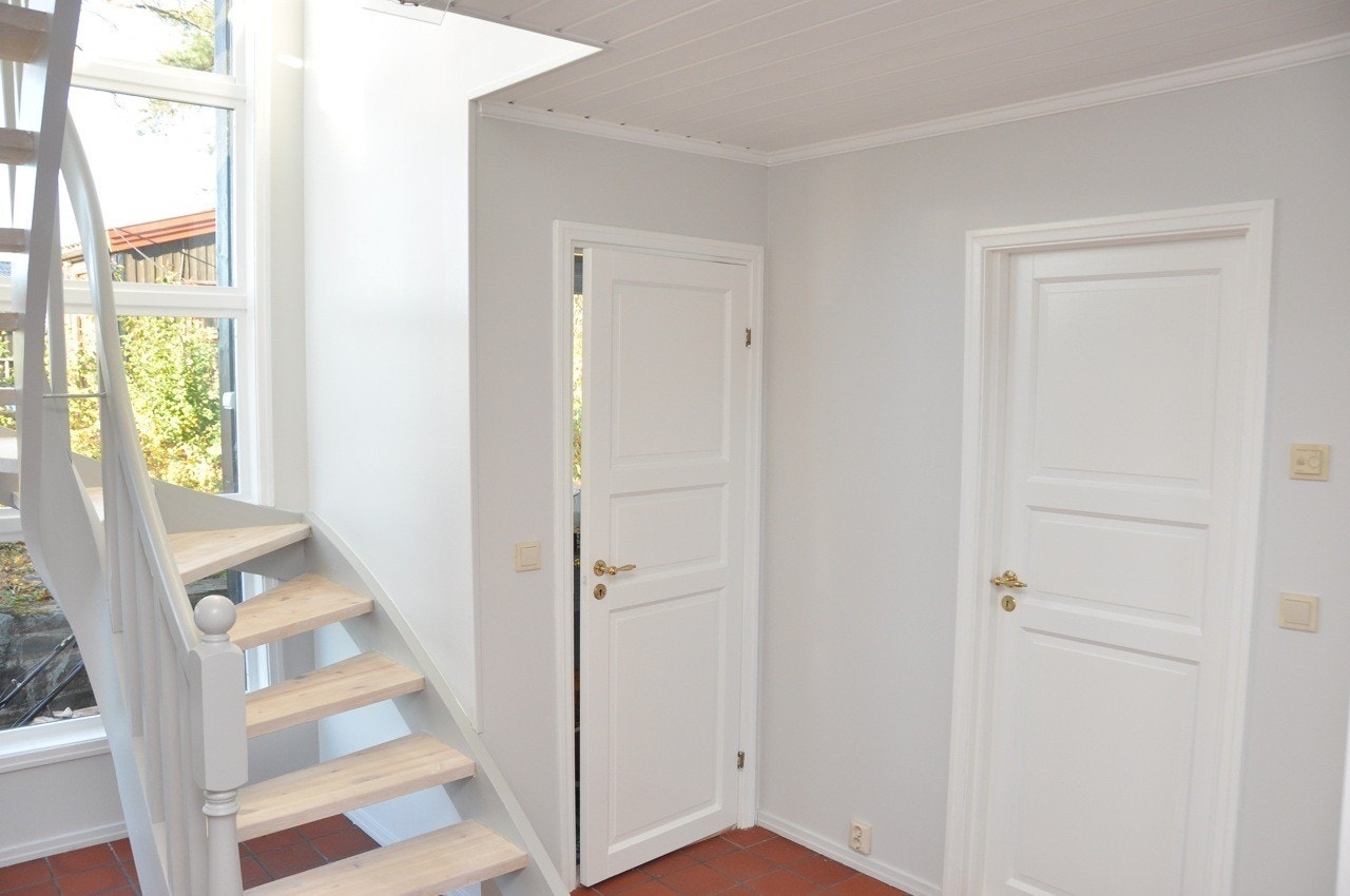 Dør inn til vaskerom og bad fra gangen Galleribilde