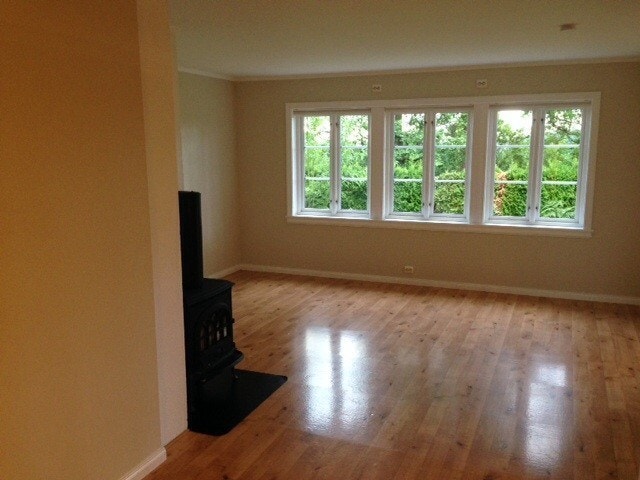 Stue, med hav gløtt. Galleribilde