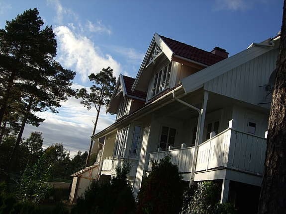 Leiligheten ligger i under etasje med store vinduer ut mot egen plen. Galleribilde