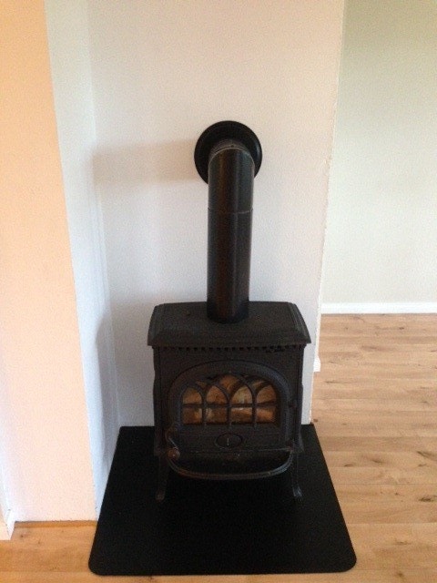 Stue med god ved ovn, utvendig bod for lagring av ved. Galleribilde