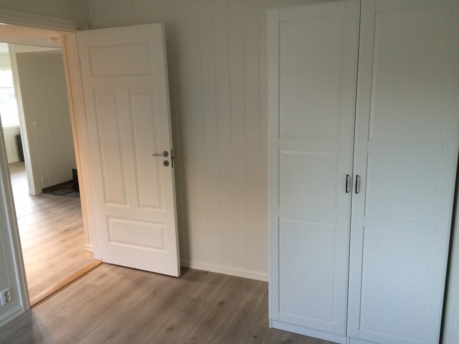 Fra soverom ut i gang, mot stue Galleribilde