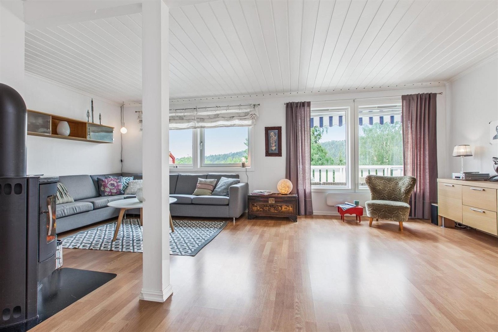 Romslig og lys stue med gjennomgående dagslys. Galleribilde