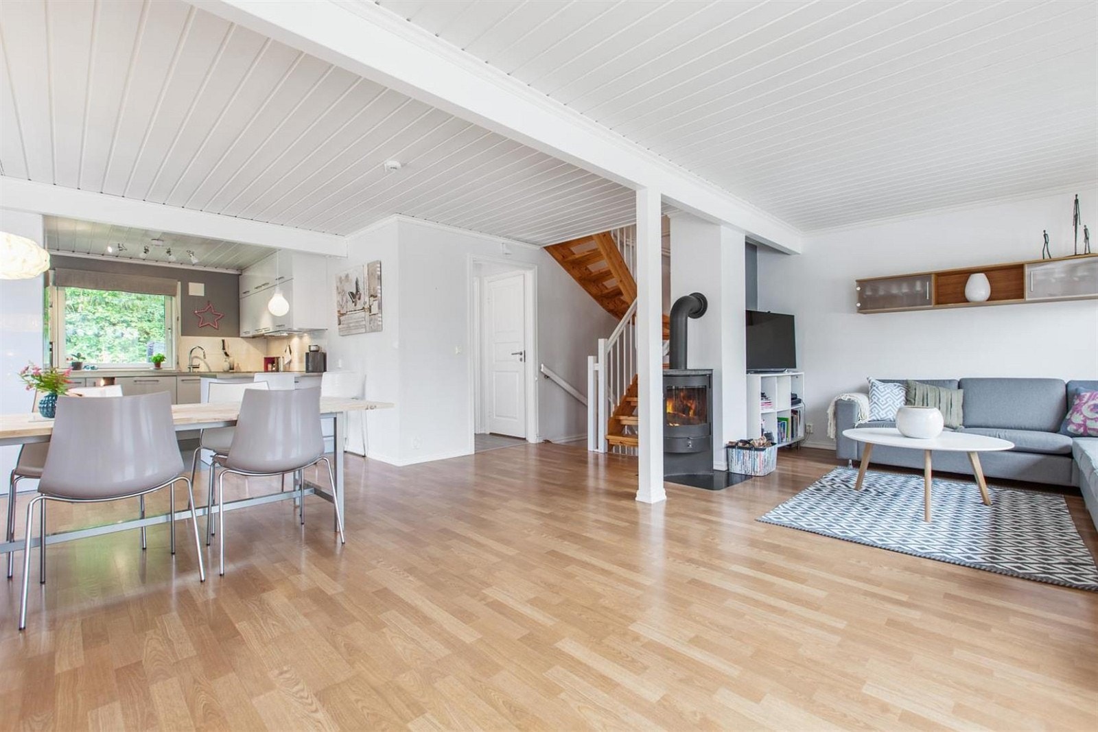 Stue og kjøkken i åpen løsning. Galleribilde