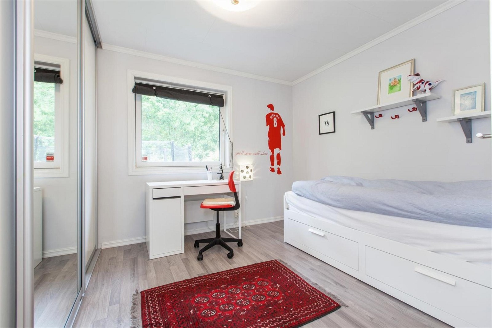 Barnerommet i 1. etg har romslig skyvedørsgarderobe. Galleribilde