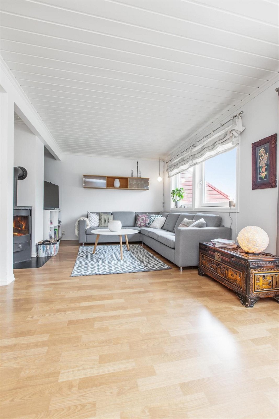 Trivelig salongavdeling med Wiking peisovn. Store vindusflater mot vest. Galleribilde