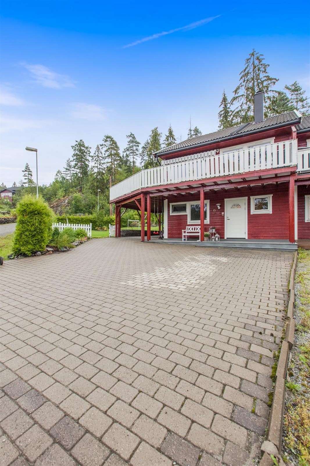 Stor, steinsatt gårdsplass med plass til flere bilder. Galleribilde