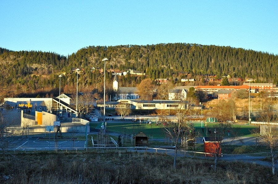 Skolen har flott utendørsanlegg som brukes i skoletida Galleribilde