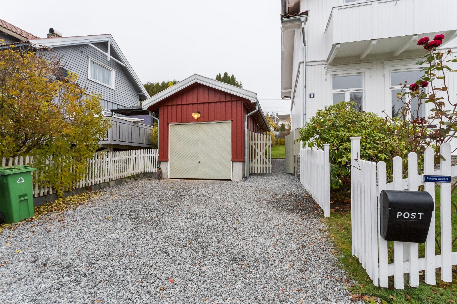 Gårdsplass med garasje Galleribilde