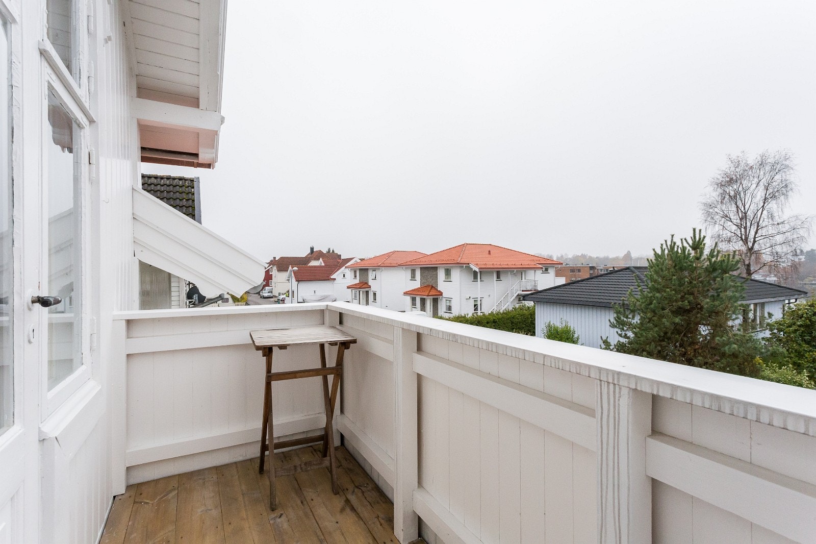 Vestvendt balkong med utsikt til elva Galleribilde