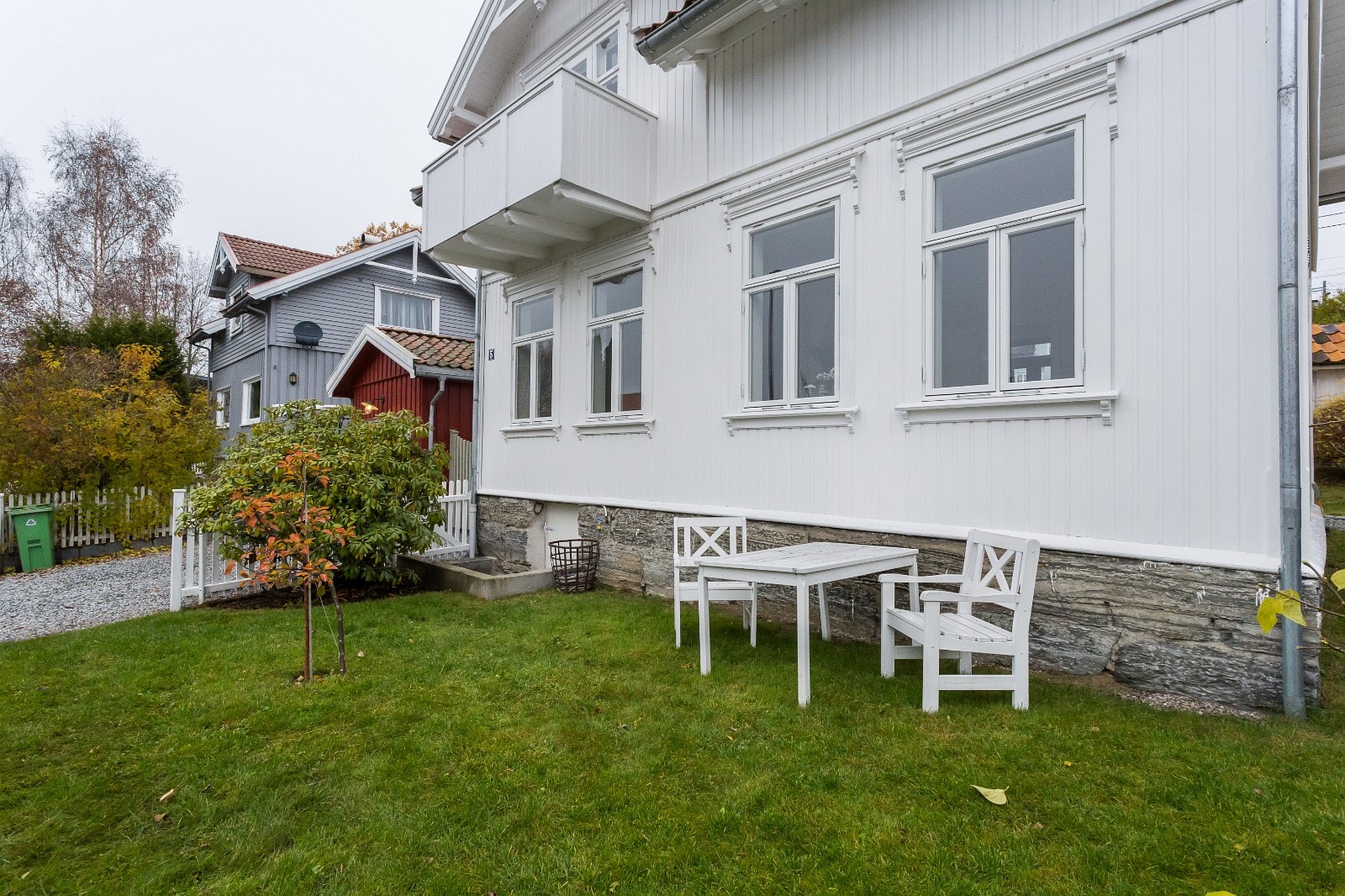 Solrik sitteplass foran huset Galleribilde