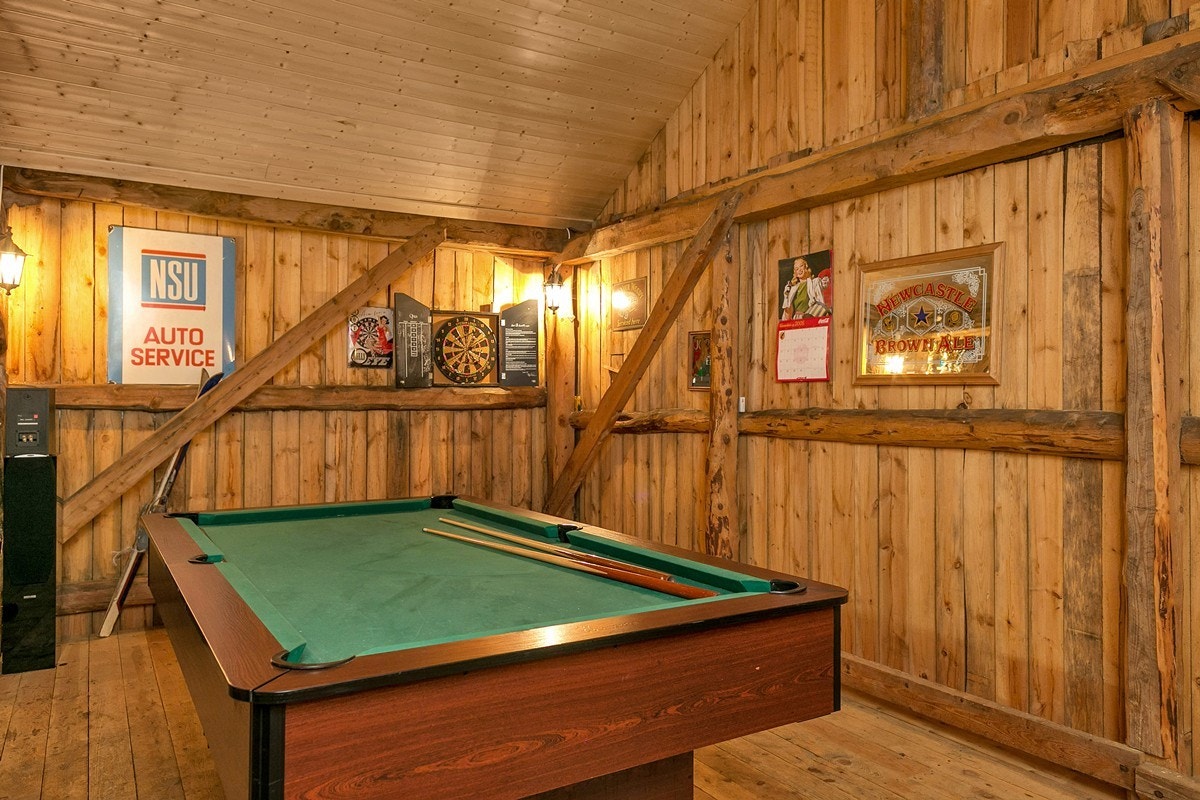 Bar med spillemuligheter på låven Galleribilde