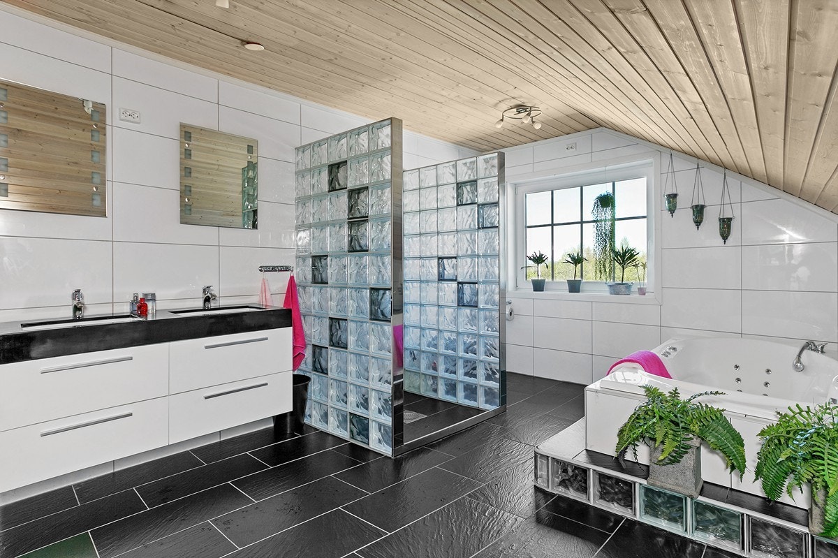 Stor og romslig dusj i bad 2. etasje Galleribilde