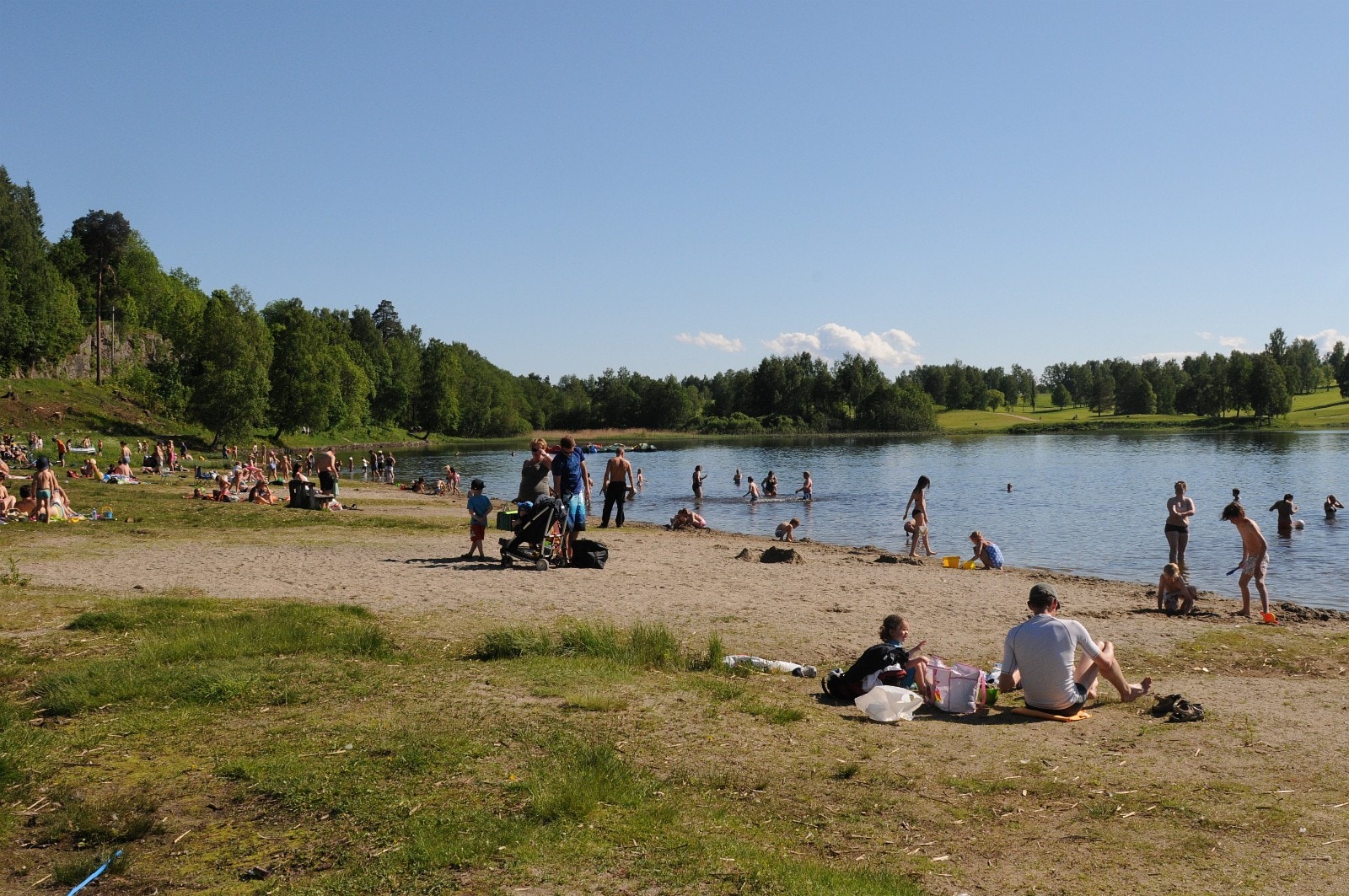 Den største av Bogstadvannets badestrender med stor parkeringsplass tilknyttet,- fem minutter kjøring fra Søndre Tangen Galleribilde