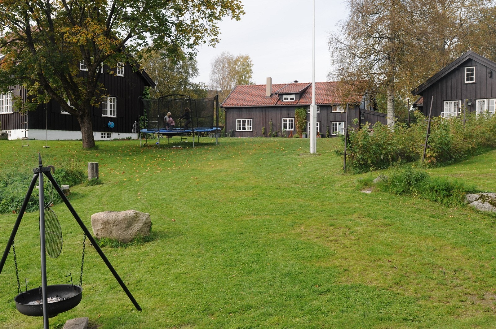 Boligen sett fra bålpassen/grillplassen: Galleribilde