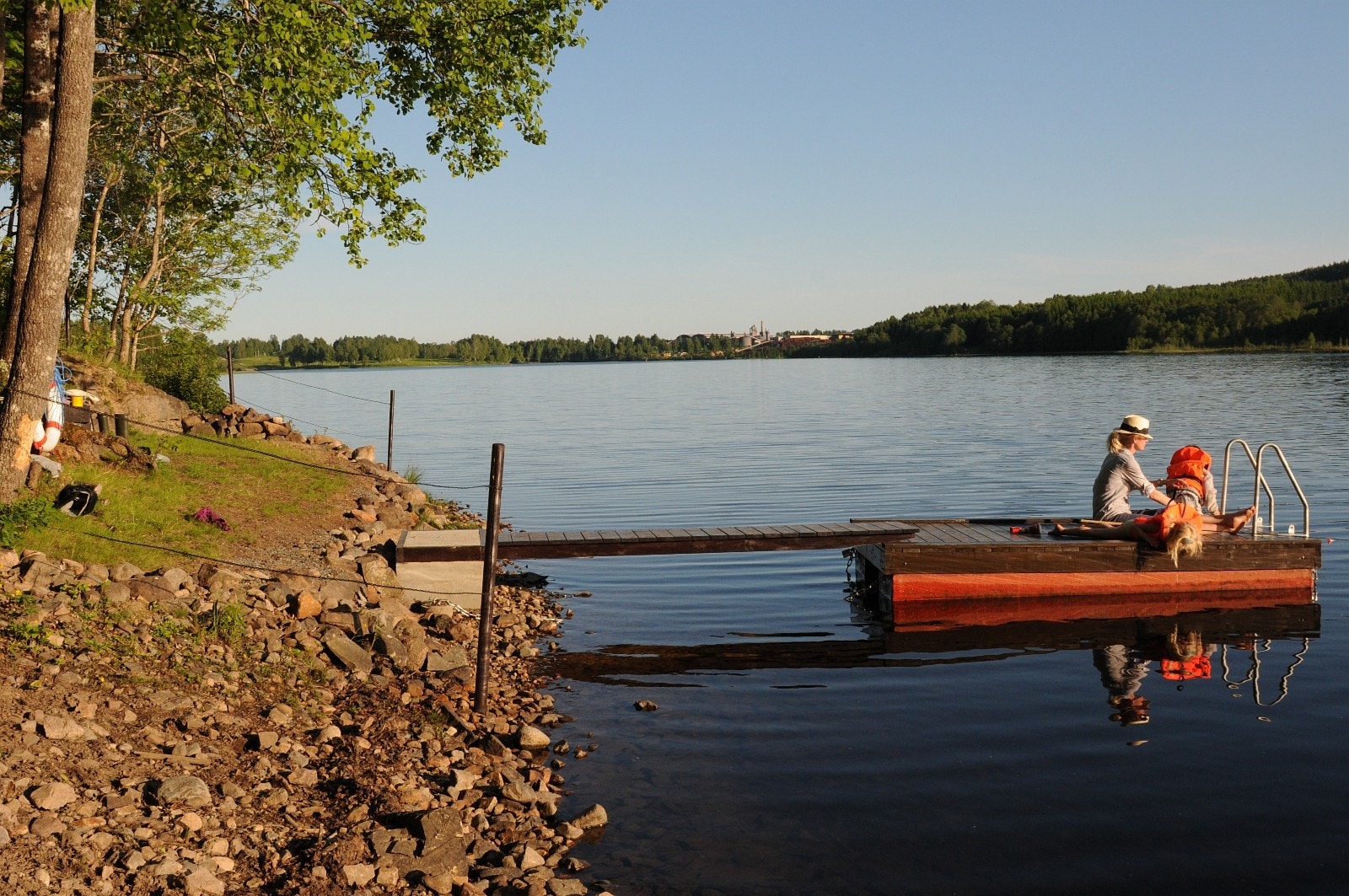 Badeplass og - brygge, med grillplass: Galleribilde
