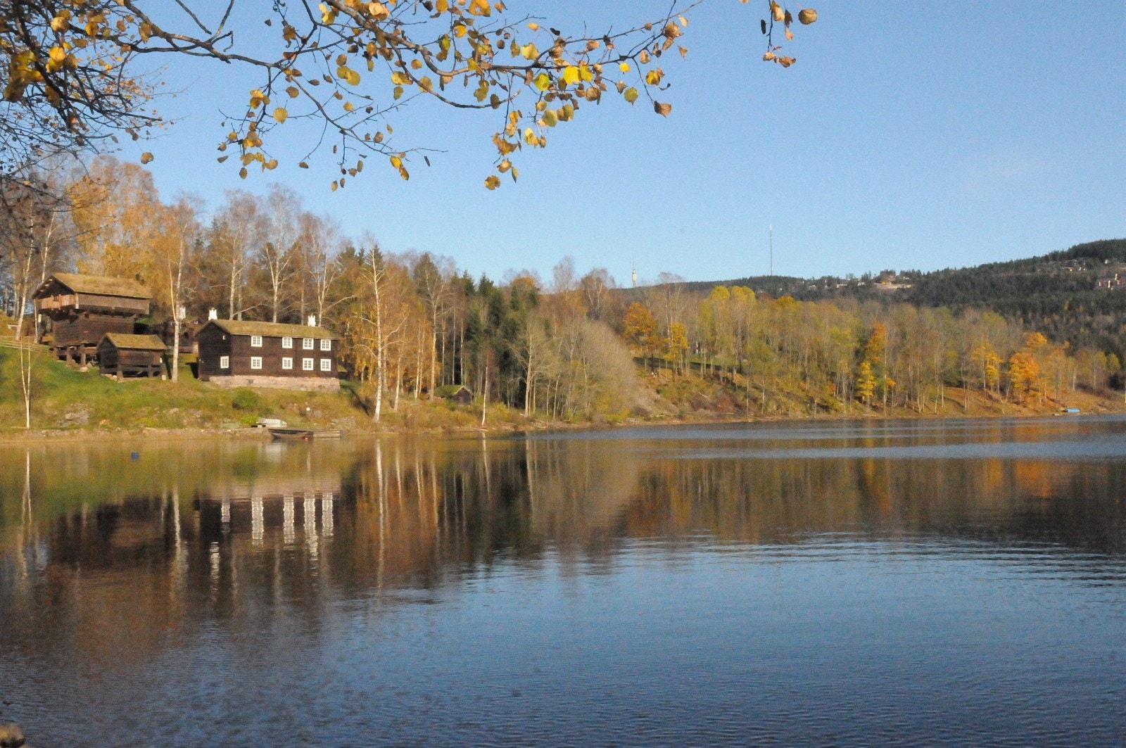 Bjørnsgard som er en samling tradisjonelle norske tømmerhus kan leies for spesielle arrangementer med servering. Galleribilde