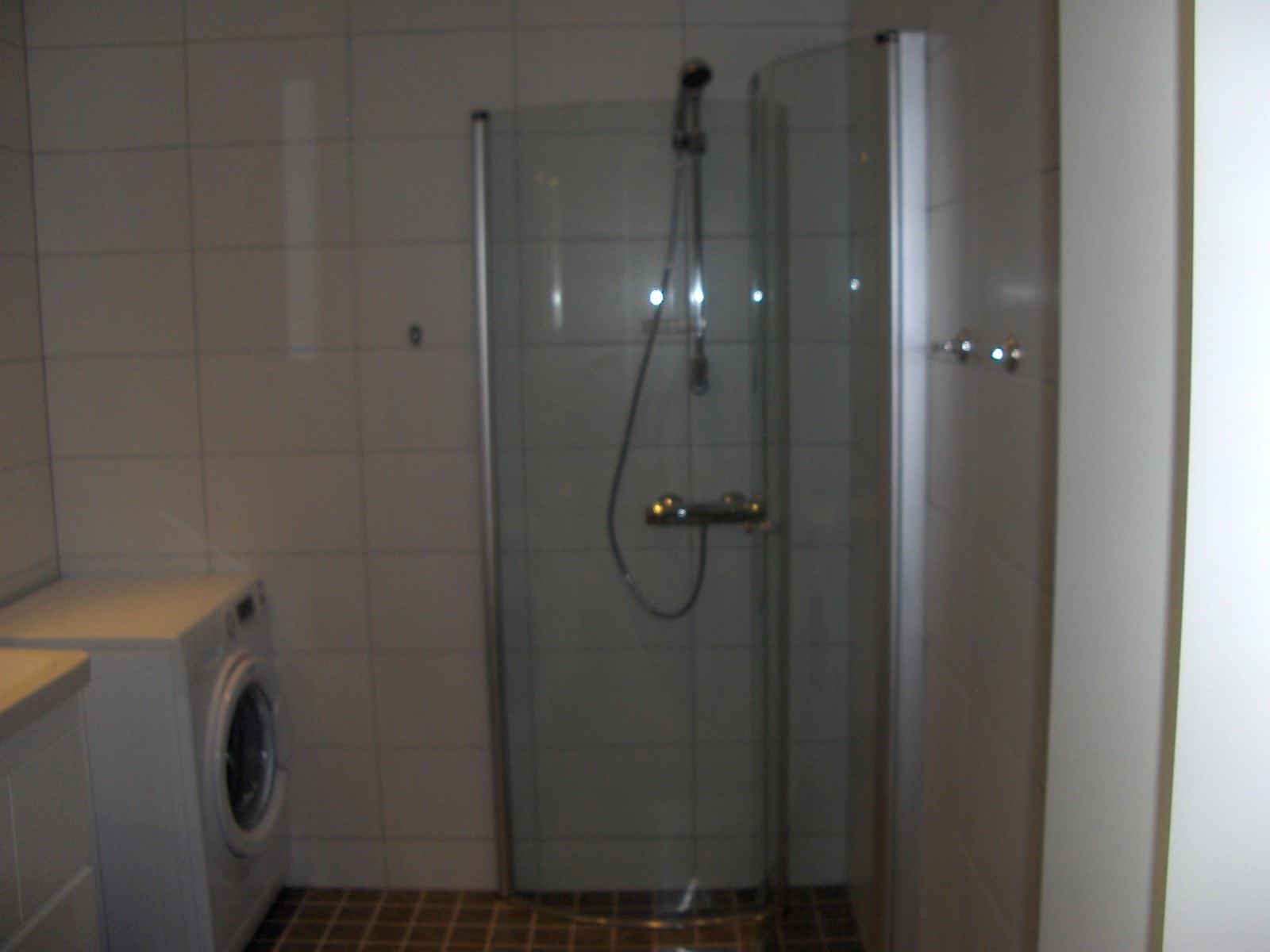 Bad med vaskemaskin Galleribilde