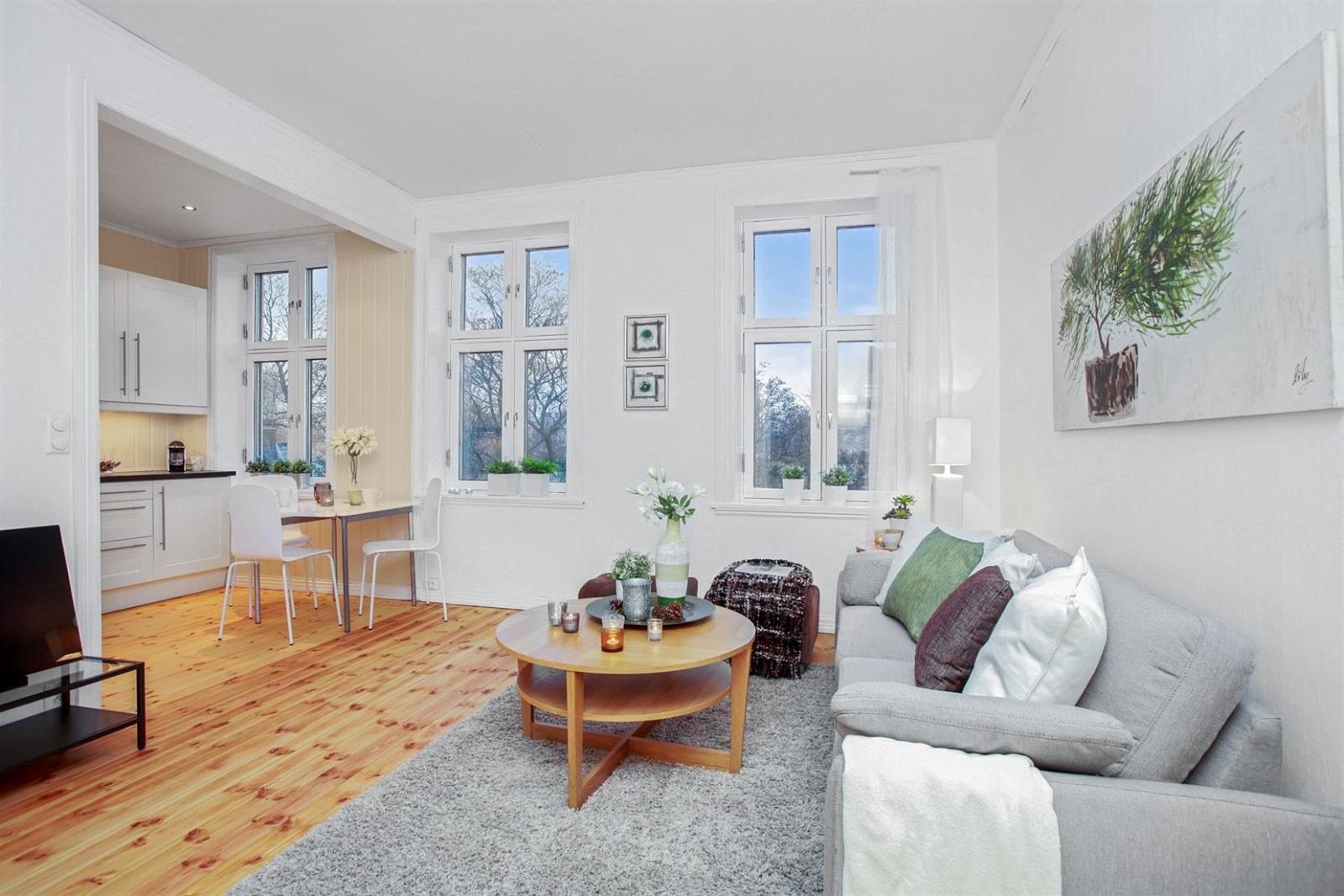 Stuen og kjøkkenet har en delvis åpen løsning og er leilighetens naturlige samlingspunkt Galleribilde