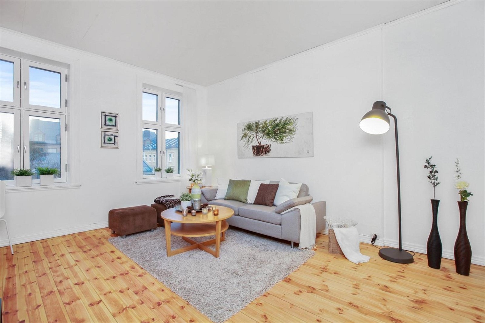 God plass til møbelering i en romslig stue Galleribilde