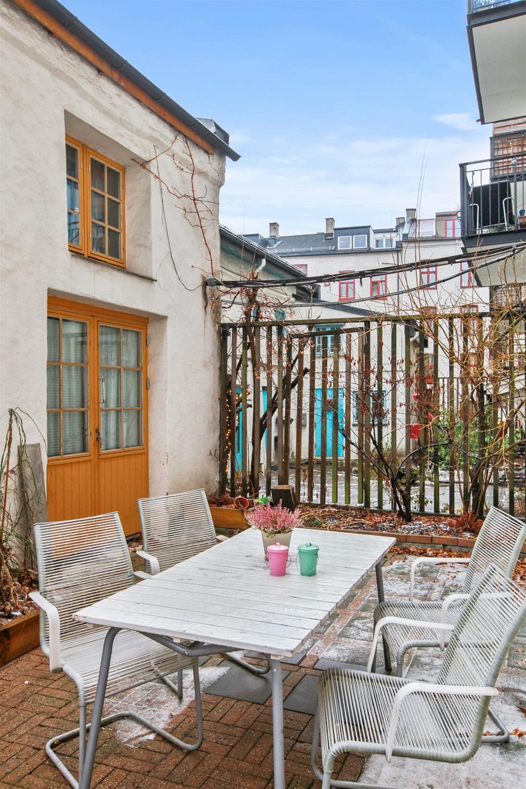 Hyggelig bakgård Galleribilde