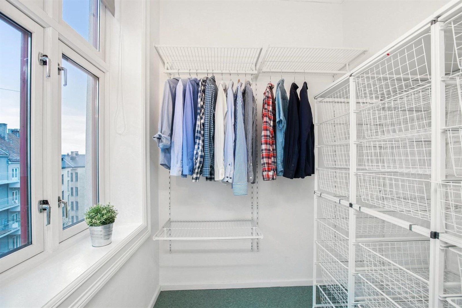 Praktisk rom som brukes til garderobe Galleribilde