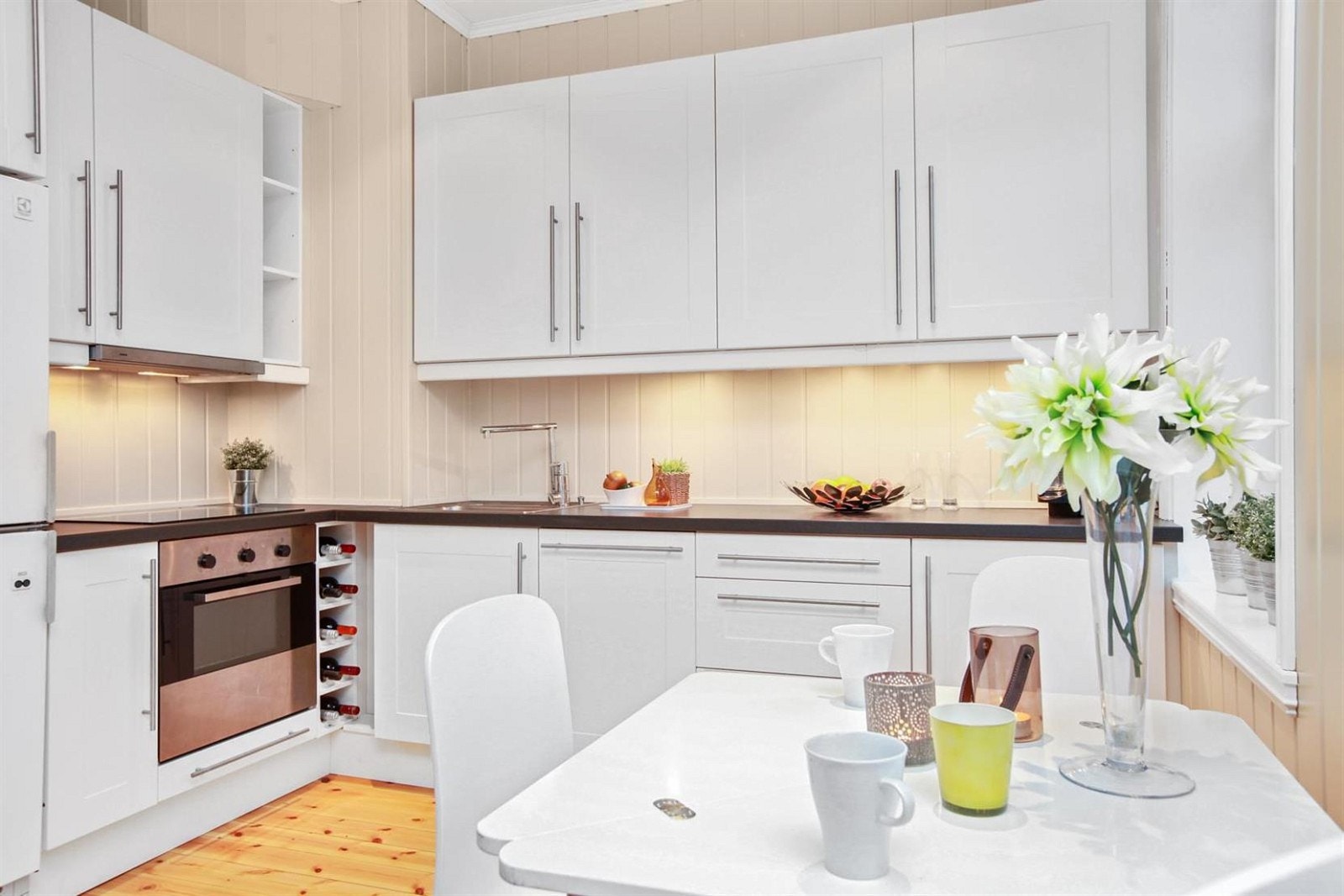 Integrert komfyrtopp, ovn og oppvaskmaskin. Galleribilde