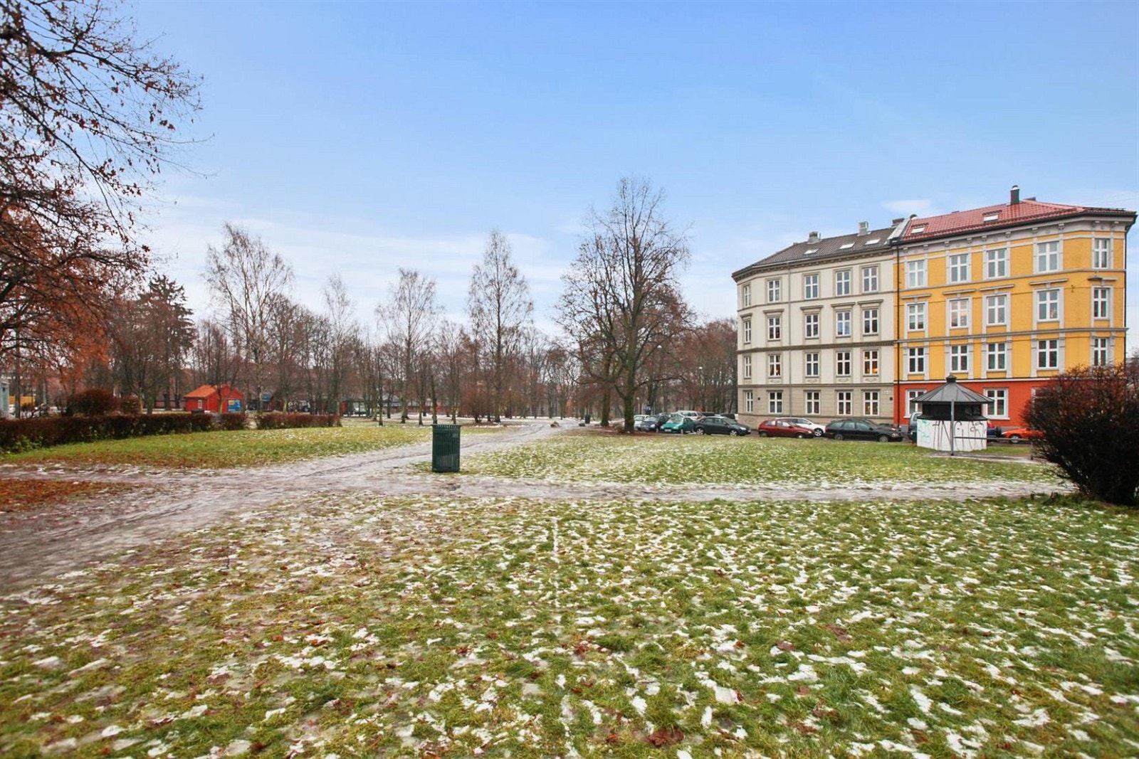 Kort vei til rekreasjonsområder/parkanlegg, idrettsanlegg, treningssenter, barnehage, skole, offentlig kommunikasjon og butikker. Galleribilde