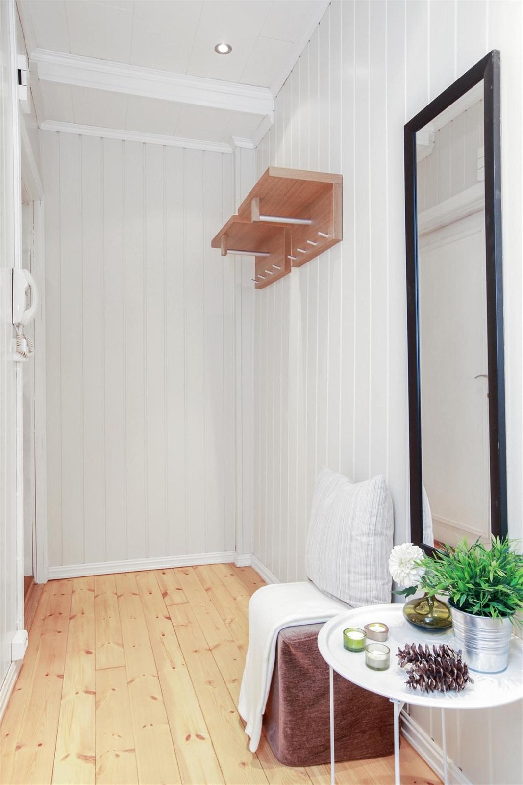 Velkommen inn i leiligheten. Lys entrè som gir et godt førsteinntrykk! Galleribilde