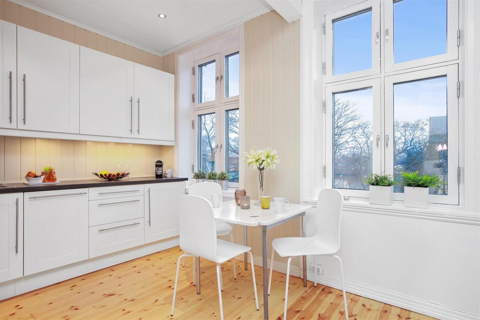 Slipt gulv i gang og stue/kjøkken Galleribilde