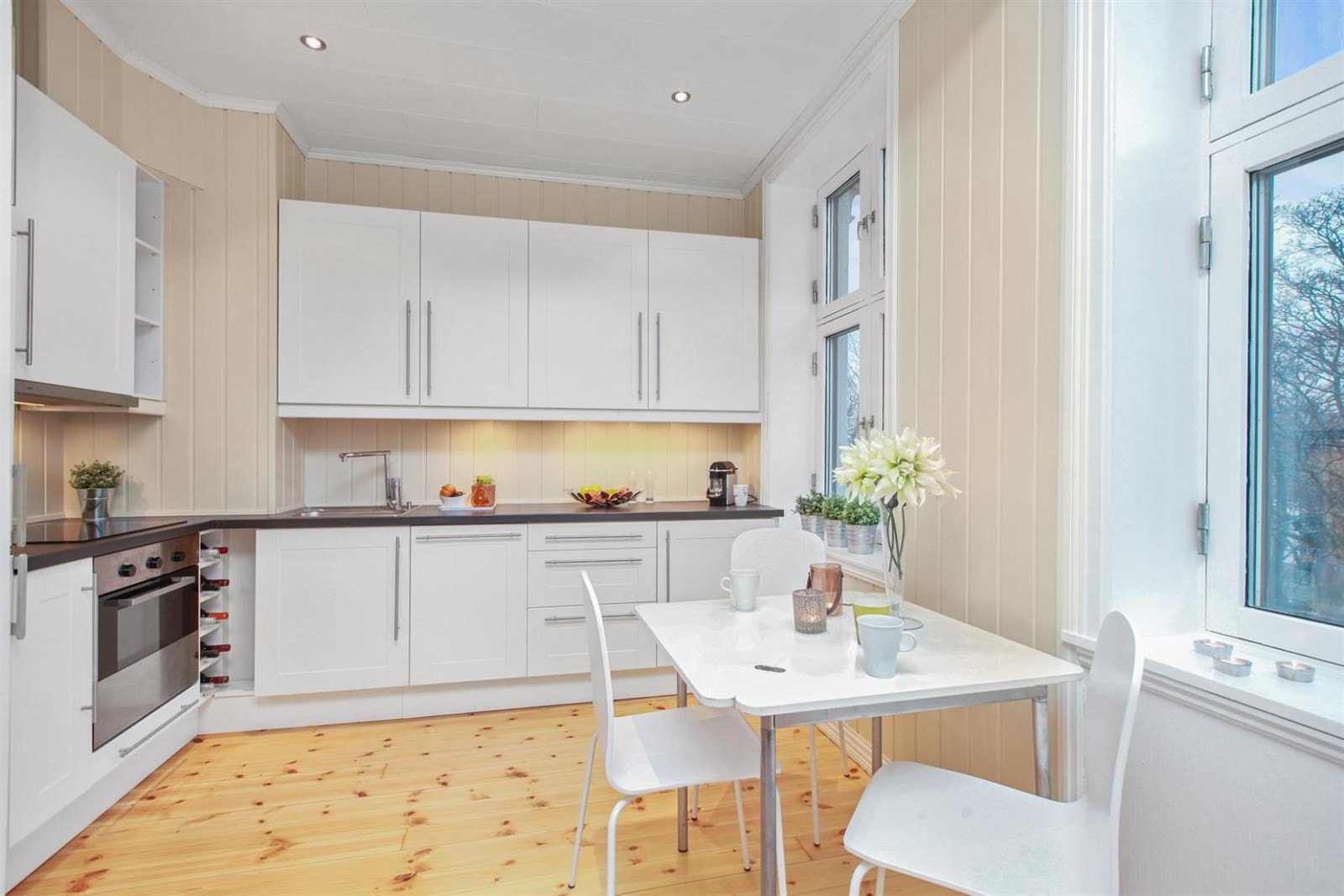 Pent kjøkken med god skap- og benkeplass Galleribilde