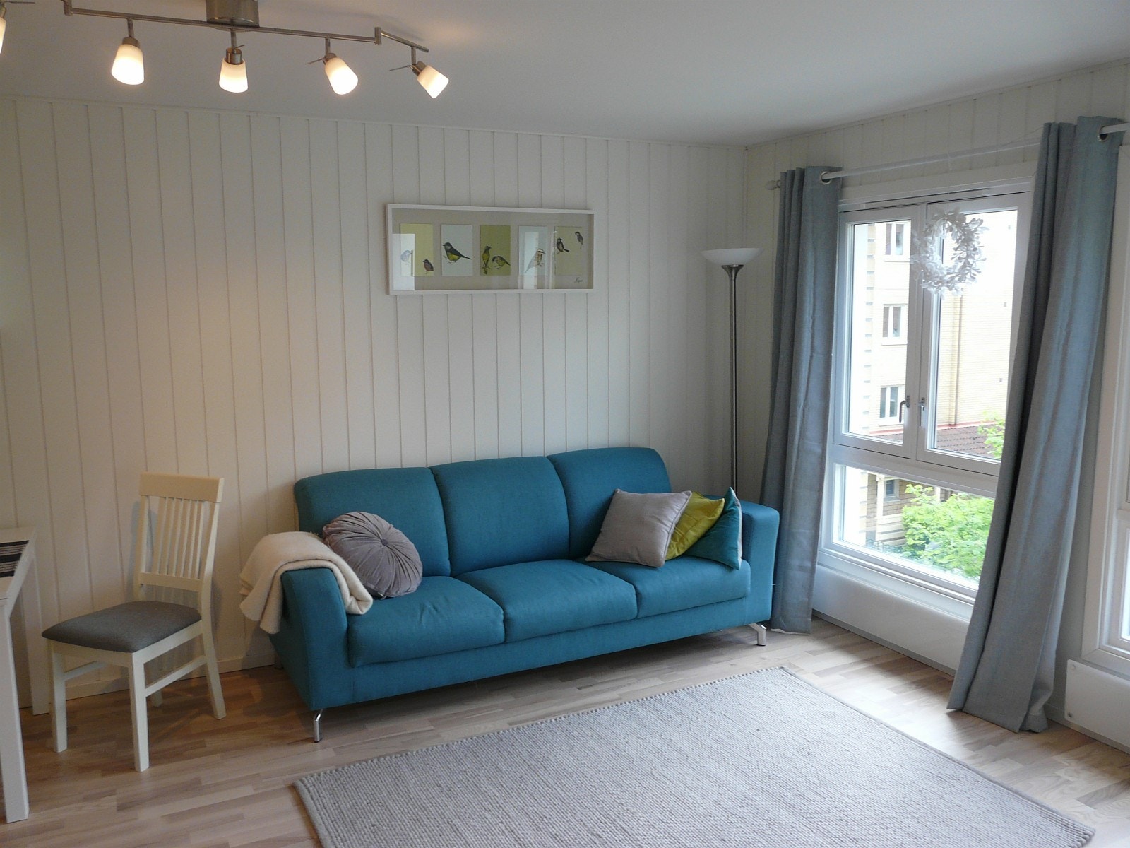 Romslig stue med store vindusflater. Galleribilde