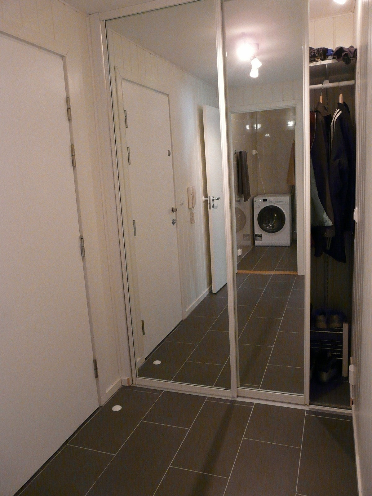 Gang med varmekabler og god skapplass. Galleribilde