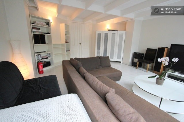 Det største utleie rommet (Kan også brukes som stue), med hengeskap, hyller, seng, stort skrivebord, stereoanlegg, blueray spiller, 63'' 3D tv + sofastol Galleribilde