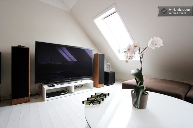 Det største utleie rommet (Kan også brukes som stue), med hengeskap, hyller, seng, stort skrivebord, stereoanlegg, blueray spiller, 63'' 3D tv + sofastol Galleribilde