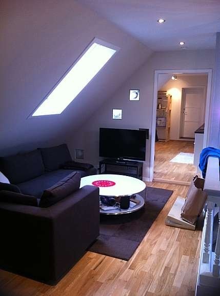 Felles stue med sofa, bord, og datakrok Galleribilde
